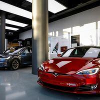 Acciones de Tesla registran fuerte baja tras proyecciones para 2024
