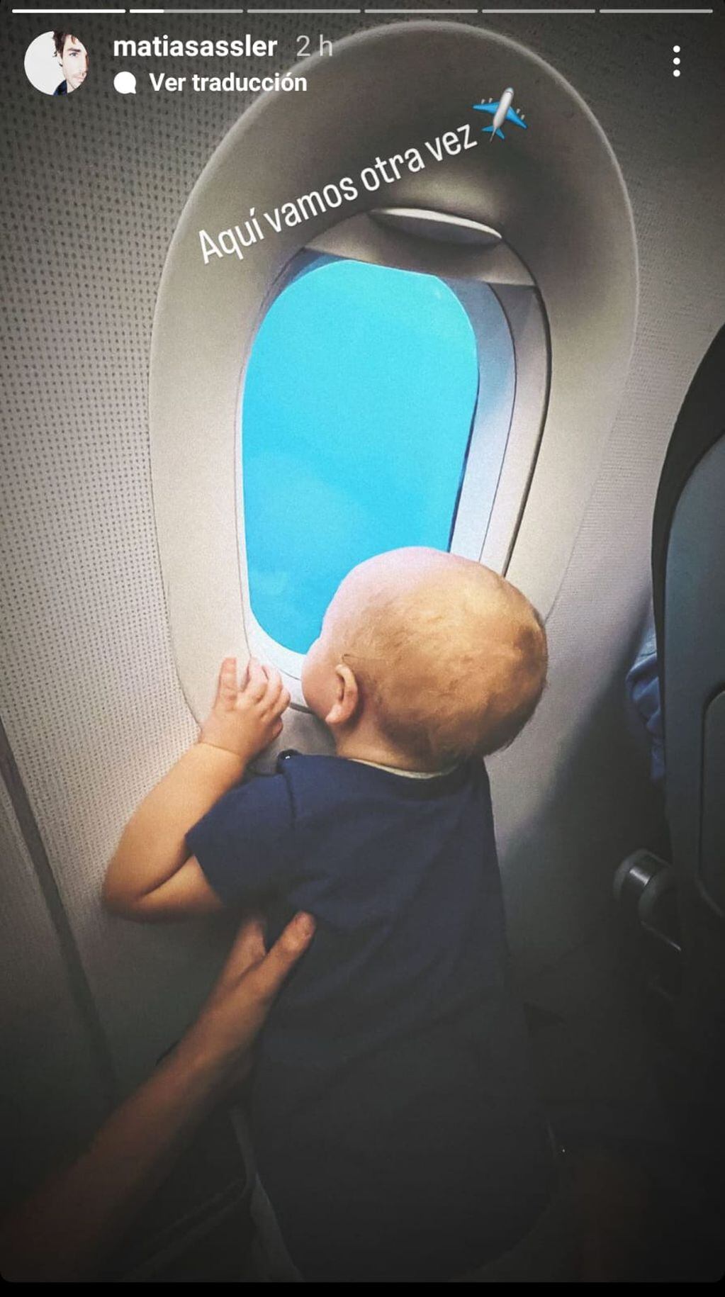 Aurelio disfrutando de la vista del avión