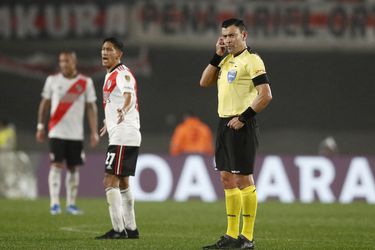 “Acción decisiva y disparatada”: la prensa argentina carga contra Roberto Tobar tras la eliminación de River Plate