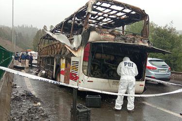Desconocidos atacan dos buses de trabajadores en Lota y queman una de las máquinas