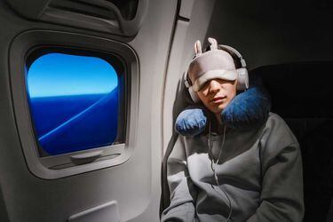 ¿Cómo la dirección de un vuelo altera los efectos del jet lag? Esto dicen los expertos