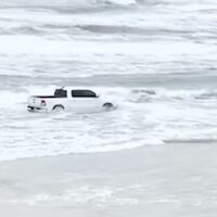 Hombre intentó surfear con su camioneta, pero terminó detenido por la policía