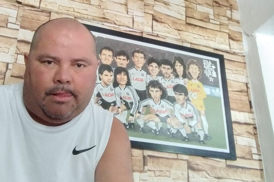 Juan Carlos Peralta posa con un cuadro que recuerda a Colo Colo 1991