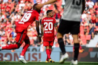 El gol de Charles Aránguiz no salva al Leverkusen: suman dos derrotas en el arranque de la Bundesliga