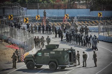 Gobernador de Texas autoriza a la policía devolver migrantes a frontera con México