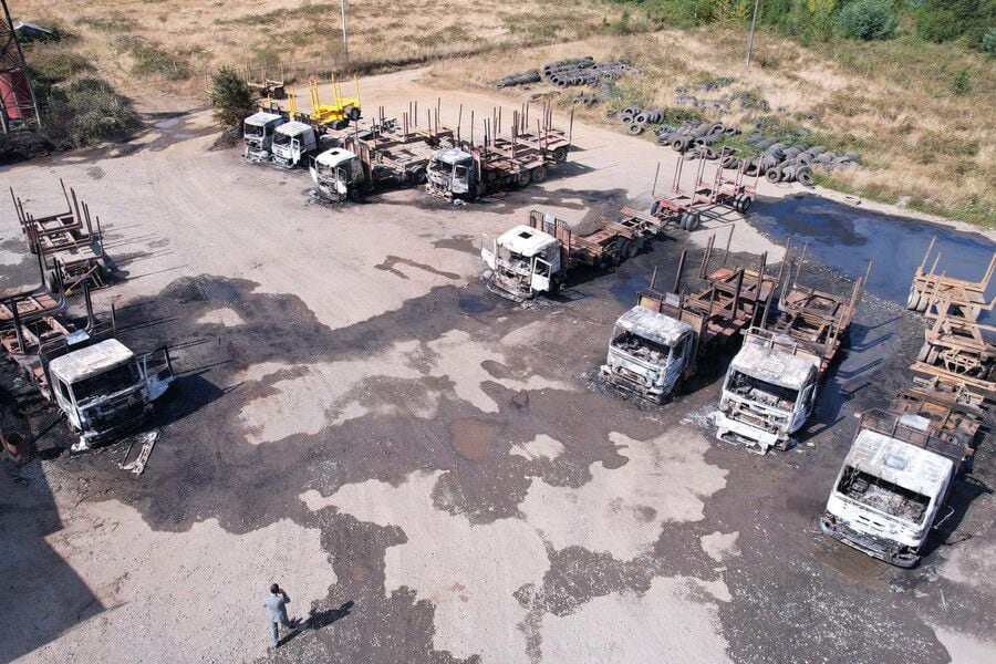 19 camiones fueron quemados en Mariquina por encapuchados. Foto: Agencia Uno.