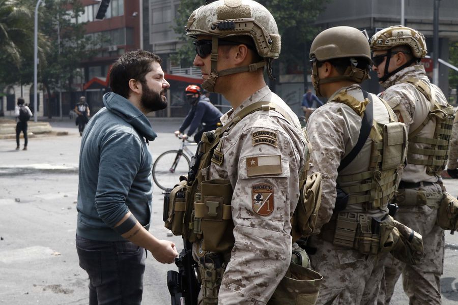 Gabriel Boric encara a militares  desplegados en Plaza Italia