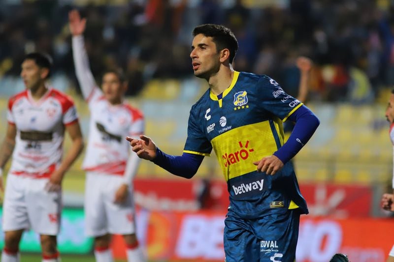 Lautaro Pastrán celebra mientras los jugadores de Copiapó reclaman los dos balones en el inicio de la jugada.