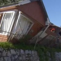 Derrumbe de cerro destruye casa en Tomé: viviendas cercanas son evacuadas