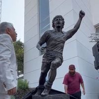 Colo Colo descubre la estatua que rinde tributo a Carlos Caszely