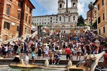 Escándalo en Roma: conductor daña la escalinata del siglo XVIII