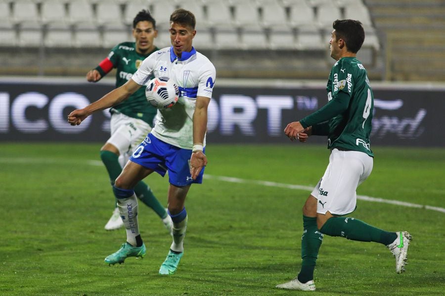 El delantero de Universidad Católica, Diego Valencia, enfrenta la marca de Gustavo Gómez y Benjamín Kuscevic, defensas del Palmeiras.