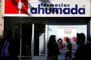 Cadena europea acuerda compra de farmacias Ahumada