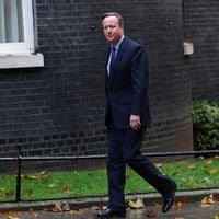 Las razones del regreso al gobierno británico de David Cameron: el político del Brexit