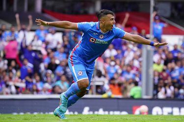 Iván Morales celebra en su único gol con la camiseta del Cruz Azul.