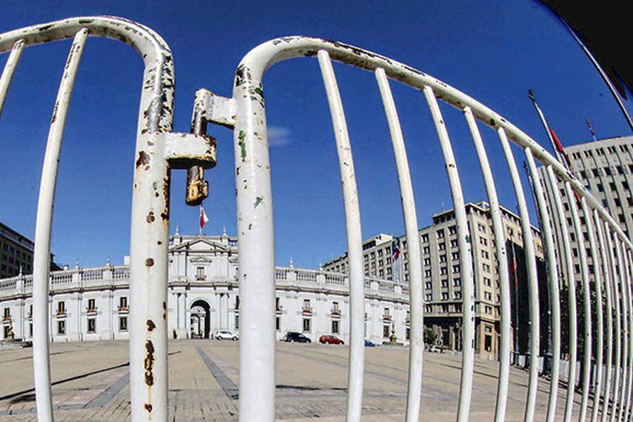 la moneda, cercada