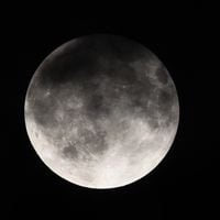 Científicos descubren gigantesca y misteriosa “estructura” bajo la superficie de la Luna