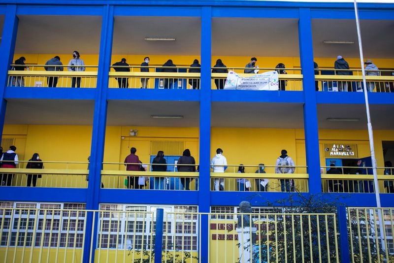 En Copiapó, más de doscientos jóvenes acudieron al Liceo Comercial de la capital regional de Atacama, en la calle Los Carrera, para realizar la prueba de transición invernal.