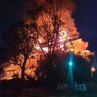 Incendio afecta a casona que albergaba cuatro empresas en Valdivia: uno era el conocido restaurante ‘La Última Frontera’