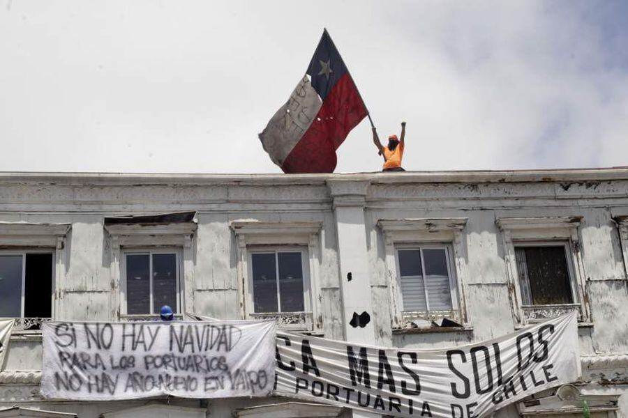 VALPARAISO: Portuarios en paro se enfrentan a Carabineros