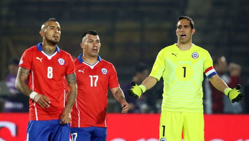 Arturo Vidal, Gary Medel y Claudio Bravo, durante la Copa América 2015 que ganó Chile.