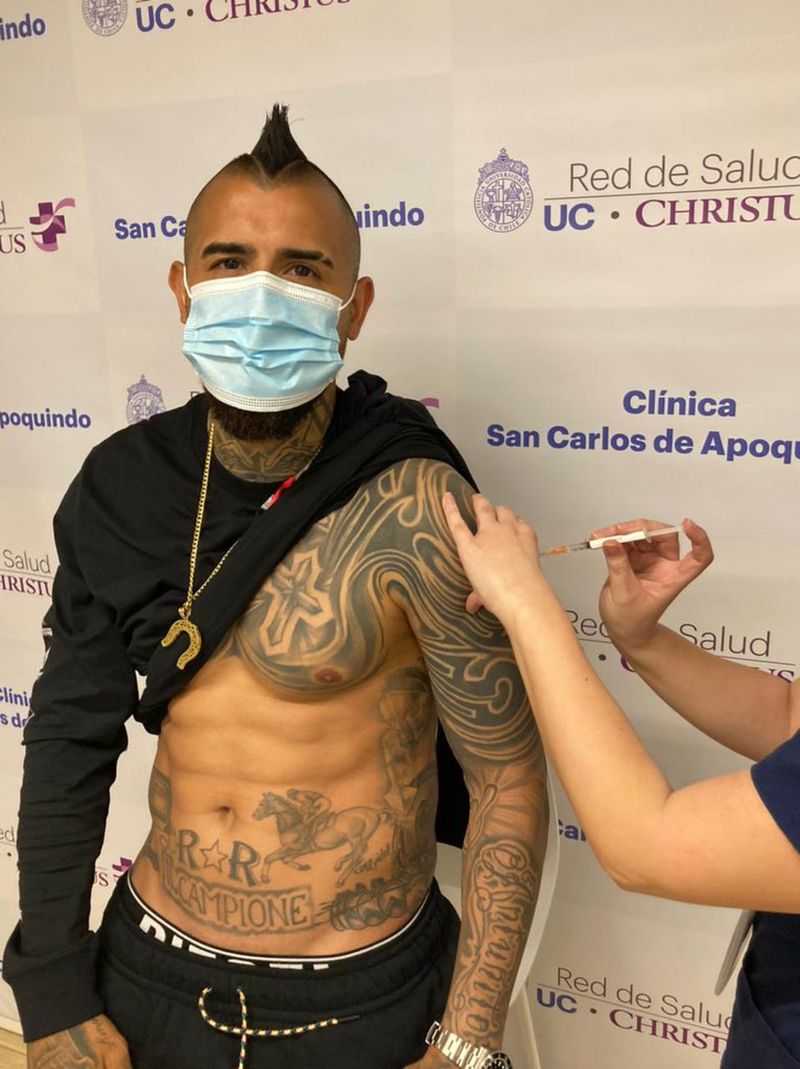 "Feliz con la vacuna. Ahora estamos mejor para los próximos desafíos con La Roja. A cuidarnos entre todos y a vacunarse", escribió Vidal junto a esta foto en sus redes sociales.