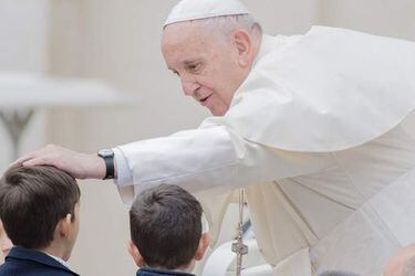 Papa Francisco llega a Chipre en una visita centrada en plena crisis migratoria en Europa 