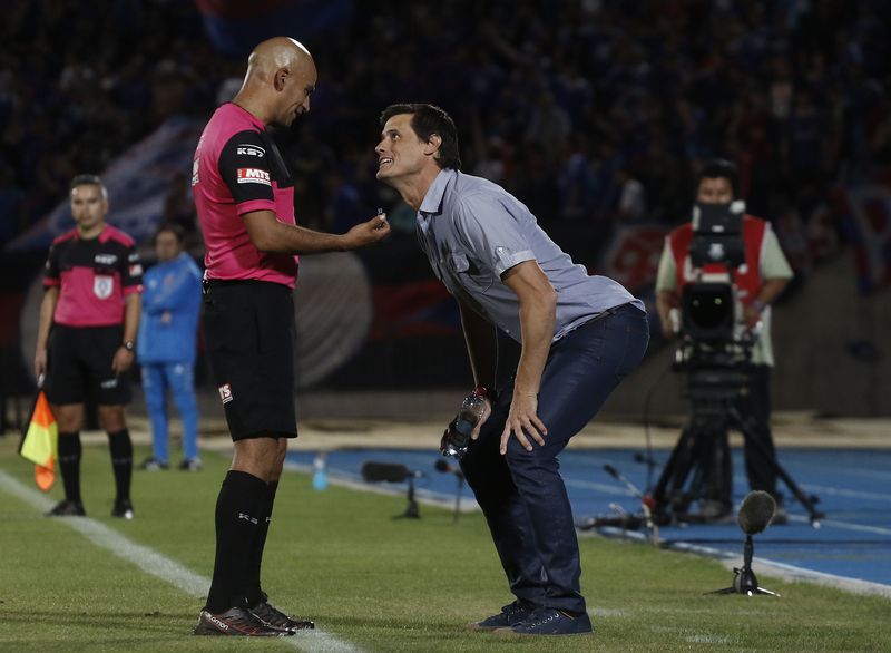 Jorge Osorio, como árbitro, discutiendo con el entonces técnico de Palestino Germán Cavalleri.