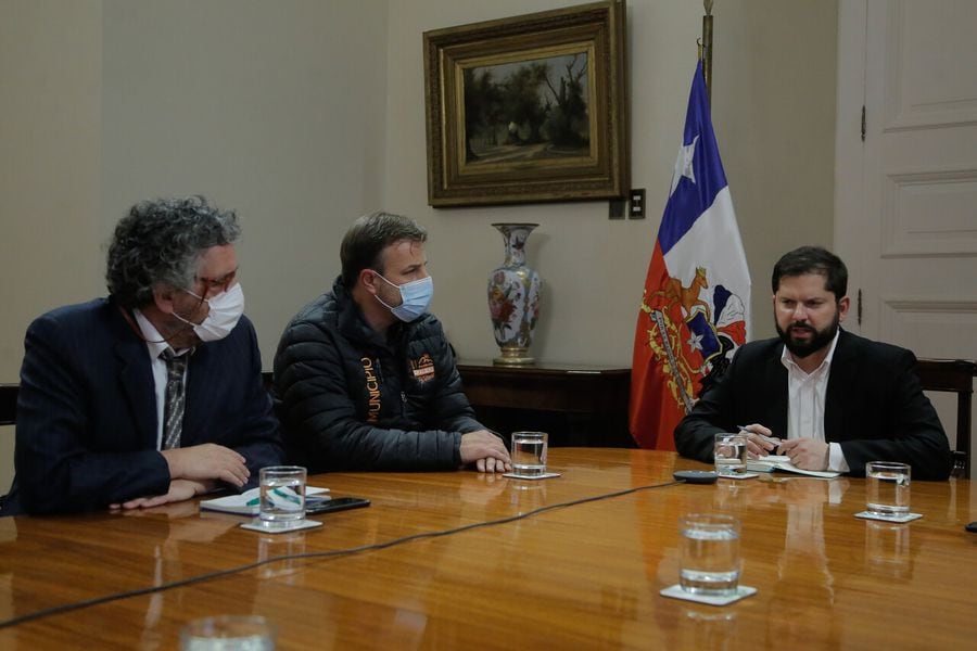 El Presidente Gabriel Boric se reunió con representantes de los alcaldes y gobernadores luego del Plebiscito. Foto: Agencia Uno.