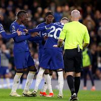 Insólita discusión: jugadores del Chelsea se empujan por patear un penal