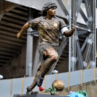 Nápoli quita estatua de Maradona de su estadio y se la devuelve al artista que la creó
