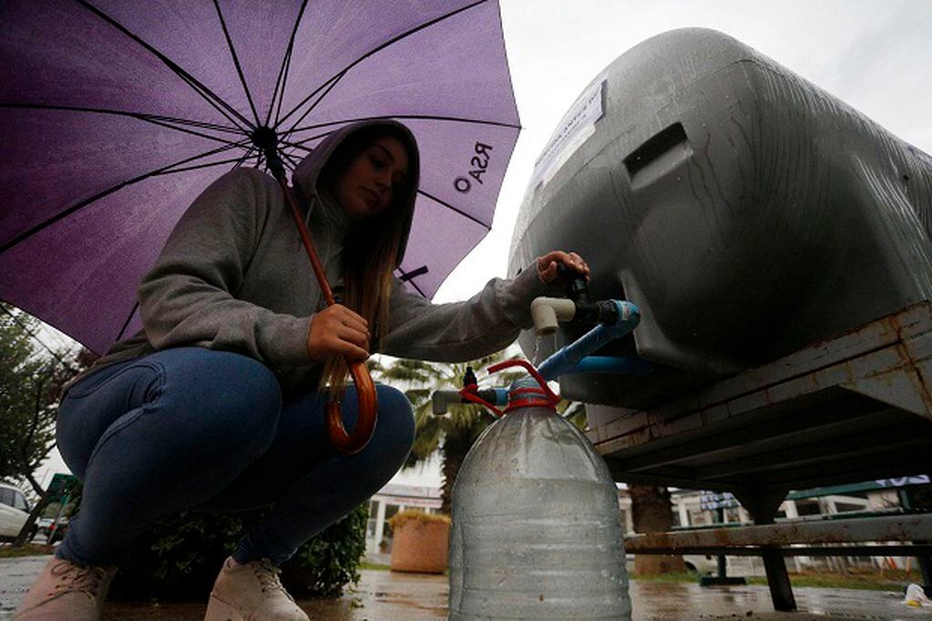 Santiago, 16 de abril de 2016
Ante el corte de emergencia en el suministro de agua, aguas andinas ha dispuesto de 64 puntos de abastecimiento de agua alternativos.
Javier Torres/Aton Chile