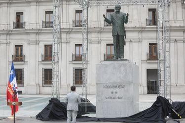 “La patria justa y buena”: Presidente Boric inaugura estatua en homenaje a Patricio Aylwin frente a La Moneda