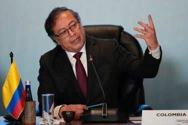 Petro pide renuncia a sus ministros para reorganizar gabinete y enfrentar decisivas reformas