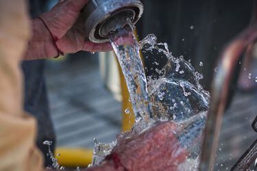 Santiaguinos afectados por el corte de agua.