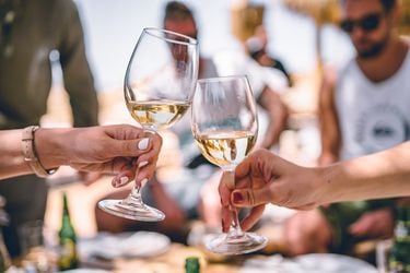 Vino blanco: 10 infalibles chardonnay para regalar, celebrar o solo disfrutar