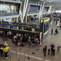 Tráfico de pasajeros del aeropuerto de Santiago en el primer trimestre alcanza su mayor nivel en al menos 8 años 