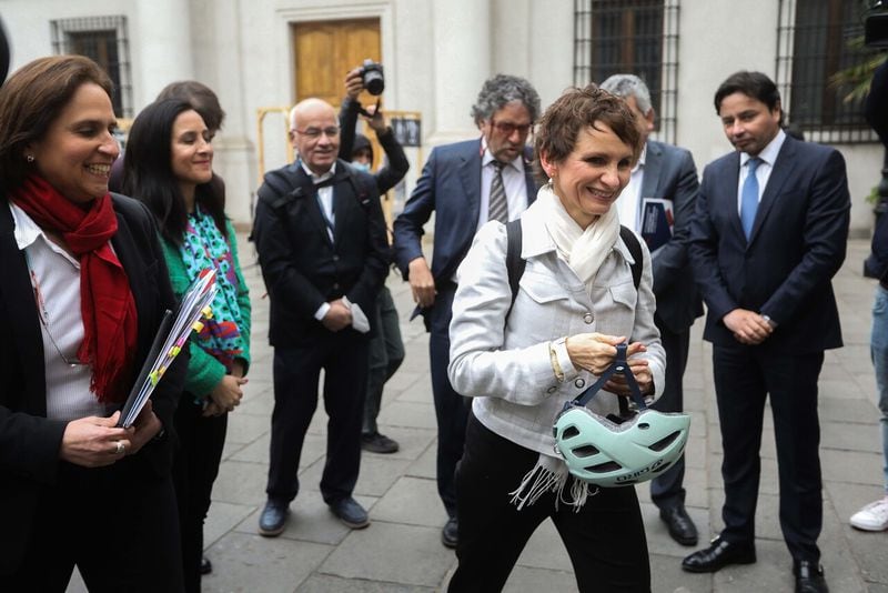 La ministra Carolina Tohá en su llegada a La Moneda este viernes, previo a encuentro con alcaldes.