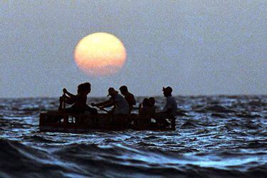 Un grupo de cubanos intenta llegar a Estados Unidos en una balsa, en agosto de 1994. foto: ap