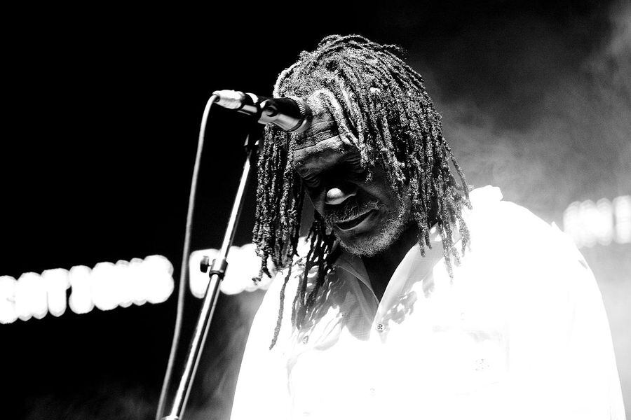 Horace_Andy_performing_with_Massive_Attack_in_Sydney,_2010