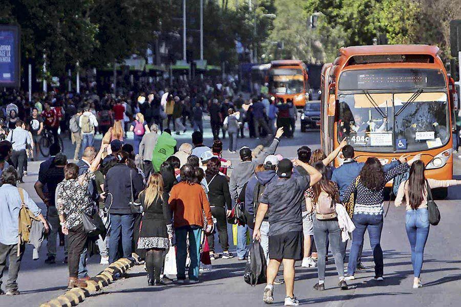 Imagen-GENTE-CAMINA-POR-LA-ALAMEDA2704