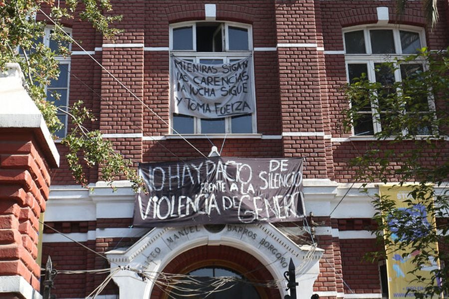 El Liceo Manuel Barros Borgoño fue tomado por estudiantes. Foto: Agencia Uno.