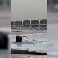 Hombre sobrevive de milagro tras volcar su 4x4 en una playa
