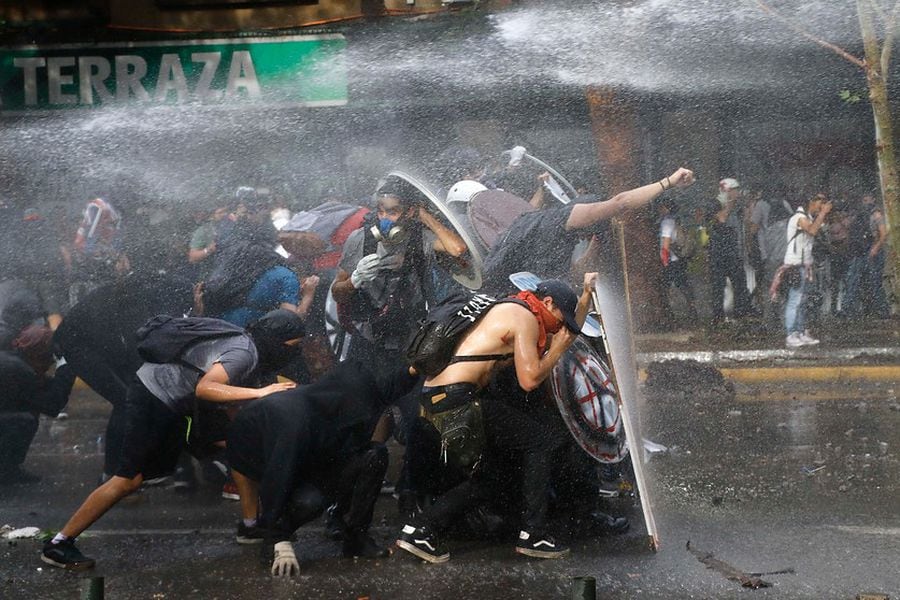 Carabineros y primera línea - La Tercera.