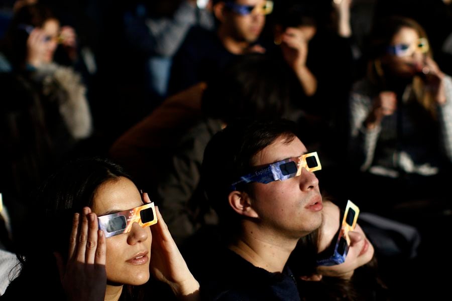 Cientos de personas observan eclipse desde Sky Costanera