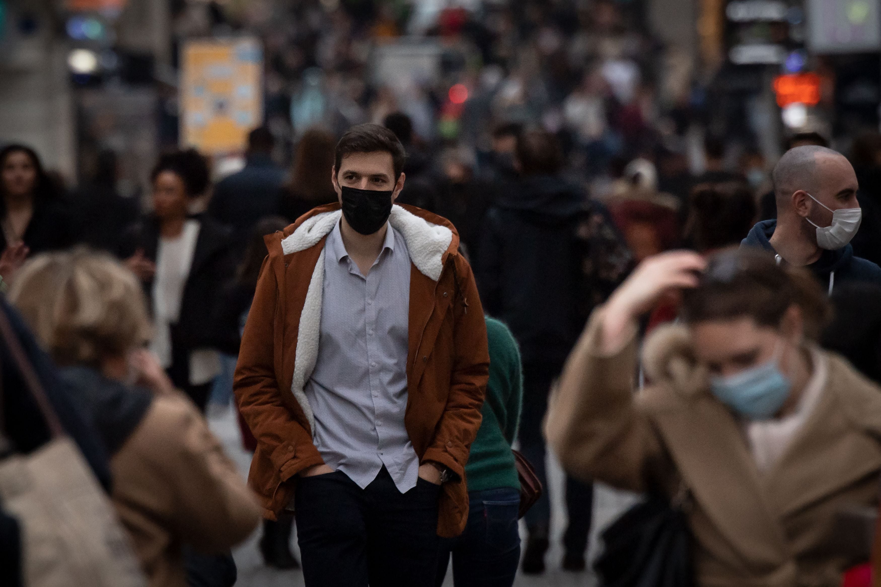 Por qué es posible que las mascarillas de tela no sean suficientes a medida que se extiende Ómicron