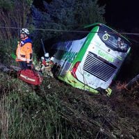 Un fallecido y 15 personas lesionadas tras accidente de tránsito que involucró a un bus de dos pisos en Valdivia 