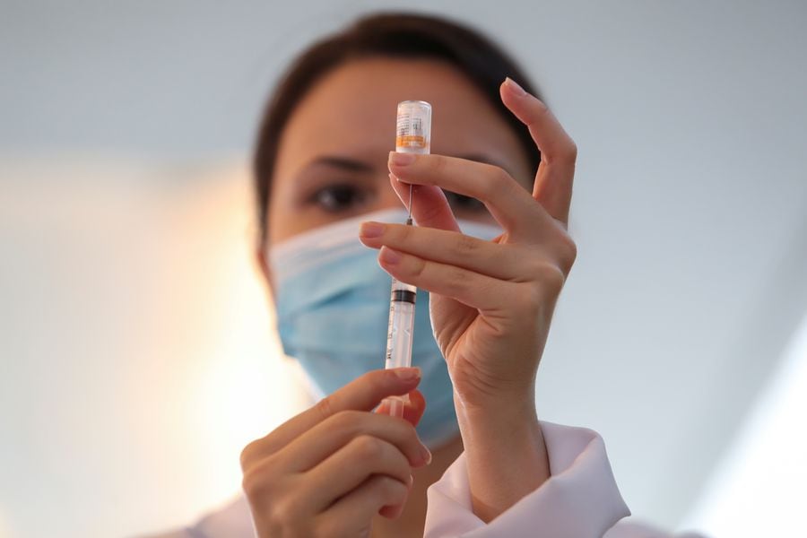 Brasil autoriza entrega de vacunas contra el Covid-19 de laboratorio chino Sinovac que próximamente podrían llegar a Chile