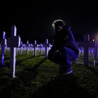 Excombatientes argentinos rinden tributo a caídos en guerra de Malvinas hace 40 años y reclaman reivindicaciones