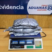 Aduanas decomisa casi 14 kilos de ketamina a viajeros en Chacalluta: intentaron ocultar droga bajo la ropa y como perfumes